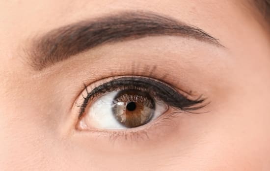 Utiliza la máscara de pestañas como delineador de ojos